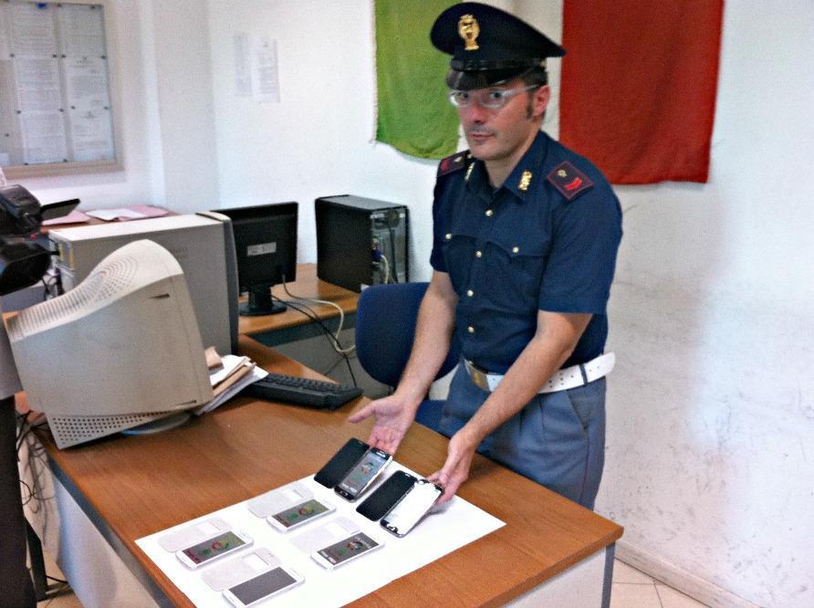 Cellulari taroccati sequestrati dalla polizia di Stato