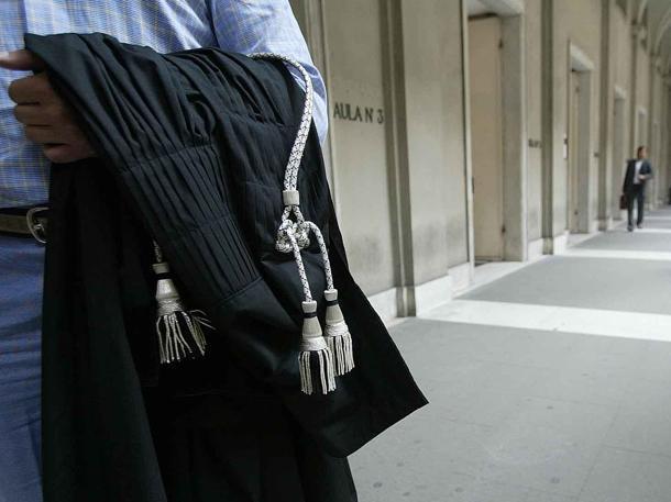 Lascia l’amante e lei lo perseguita con sms e telefonate