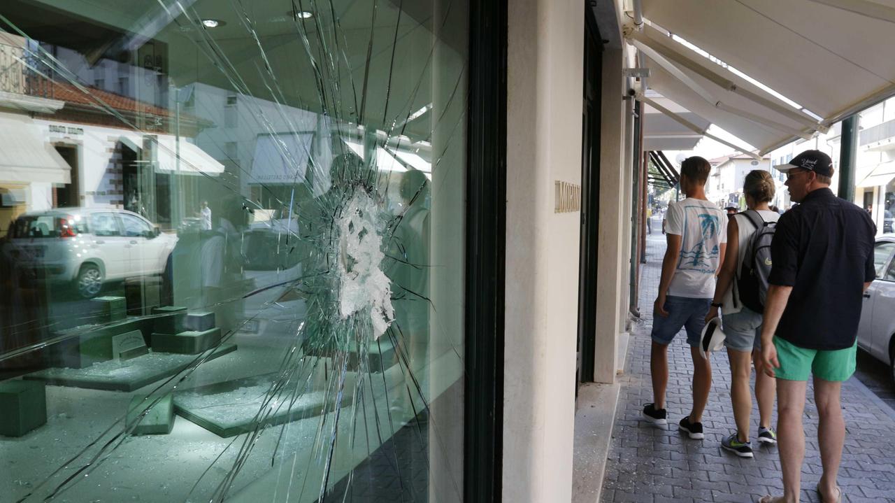 Il buco fatto dai ladri che hanno assalito la gioielleria Morini