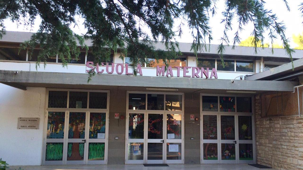 L'ingresso delle scuole Neruda e Pollicino in via Vico a Cecina