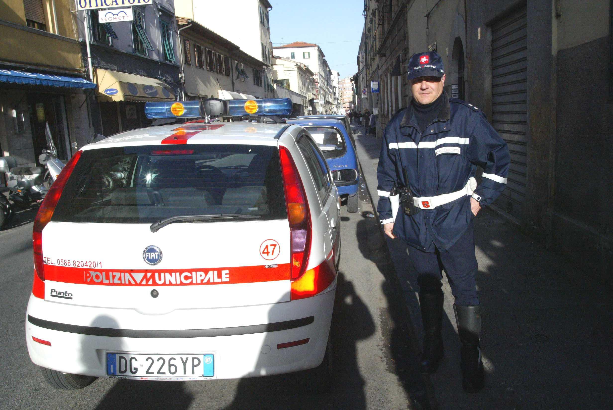 Un'auto dei vigili urbani 