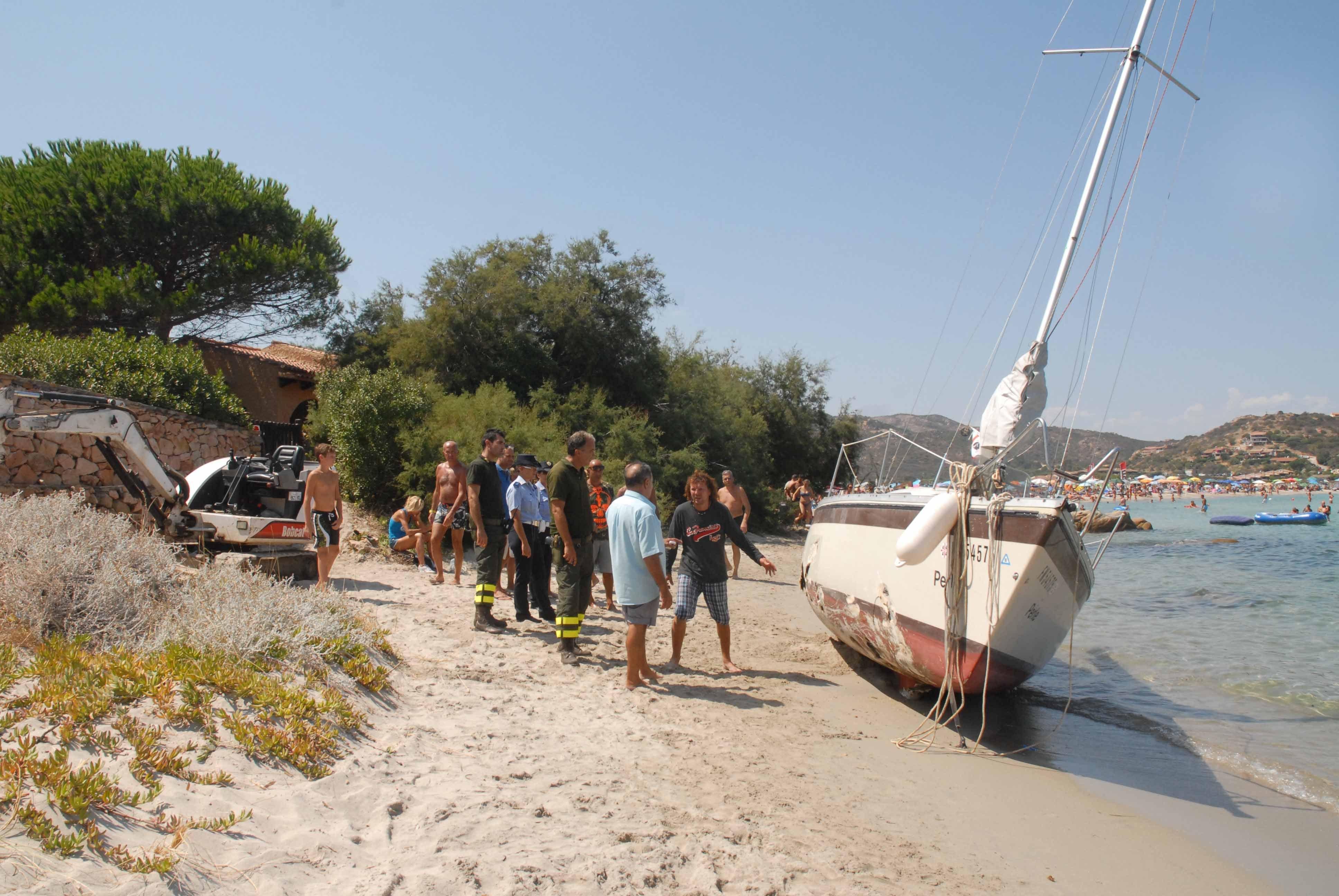 Il recupero di una barca a vela con l'escavatore a Porto Taverna