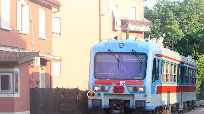 Le sbarre non si abbassano, il treno passa con i vigili