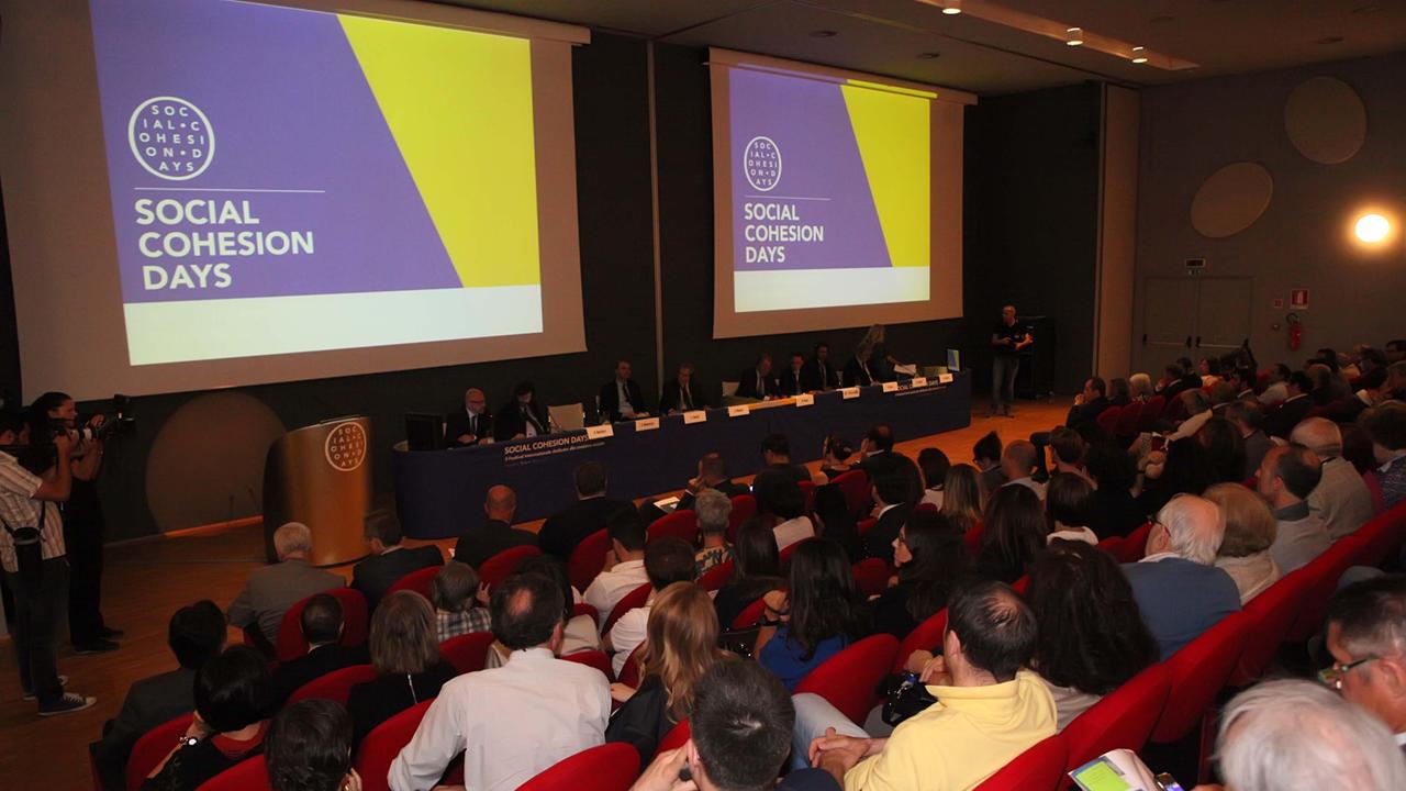 La coesione sociale non può essere costruita dall'alto o dal basso
