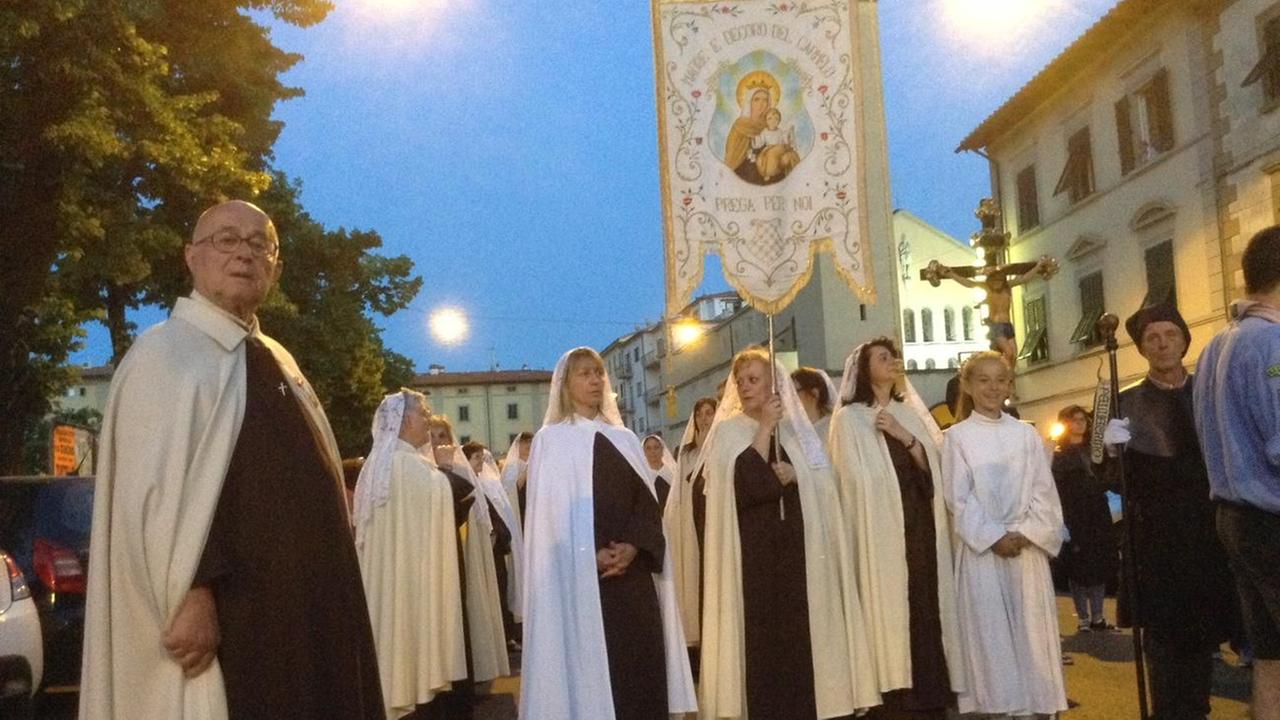 La partenza della processione in piazza Mercatale