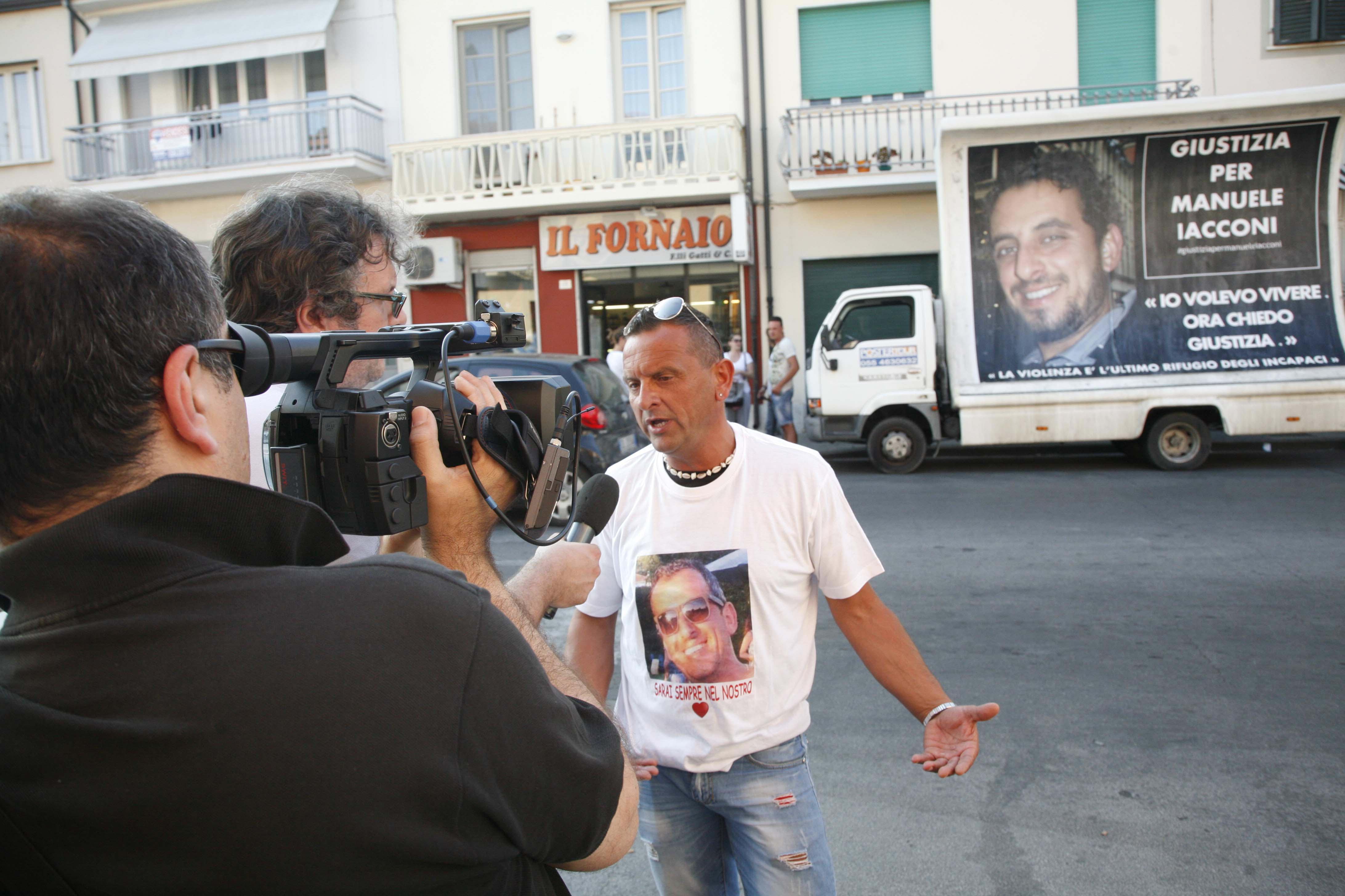Mario Rosi, amico di Manuele Iacconi, nel presidio in Darsena