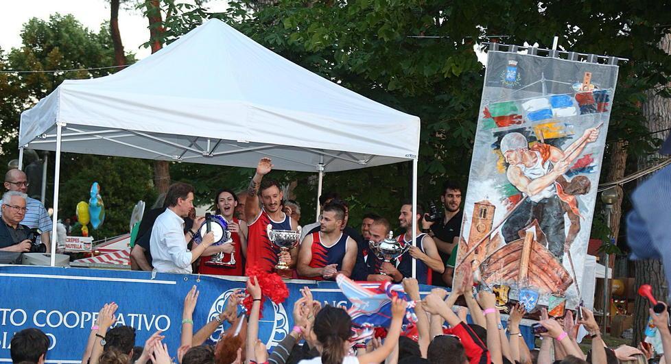Palio dei barchini, le prove infiammano le contrade 