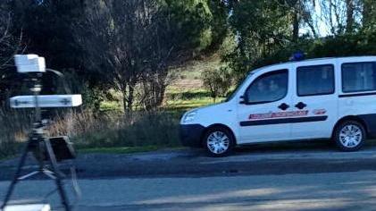 Flash con i fari abbaglianti: multato