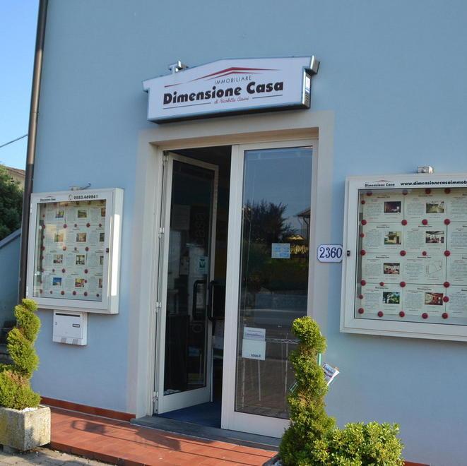 Svaligiata dai ladri agenzia immobiliare Via pc, tv e hard disk 