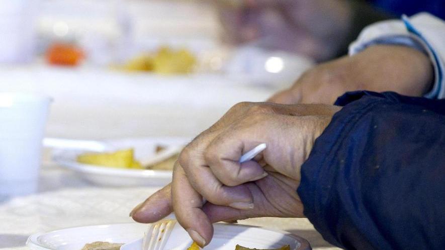 Pasta scaduta e blatte alla mensa Caritas