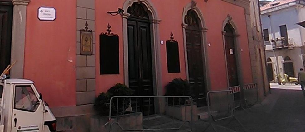Teatro Garau transennato La facciata perde pezzi 
