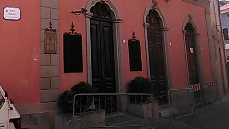Teatro Garau transennato La facciata perde pezzi
