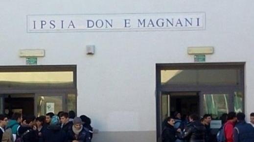il vandalo delle auto bloccato a scuola: blitz della polizia