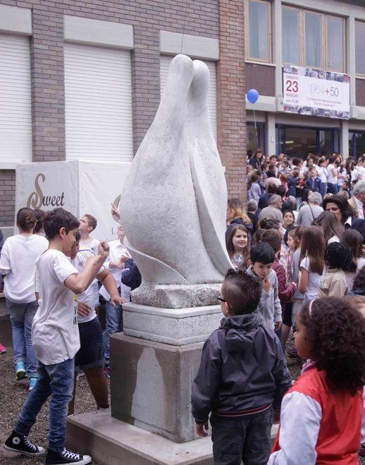 Si chiamerà “L’incontro” l’opera donata alla scuola 