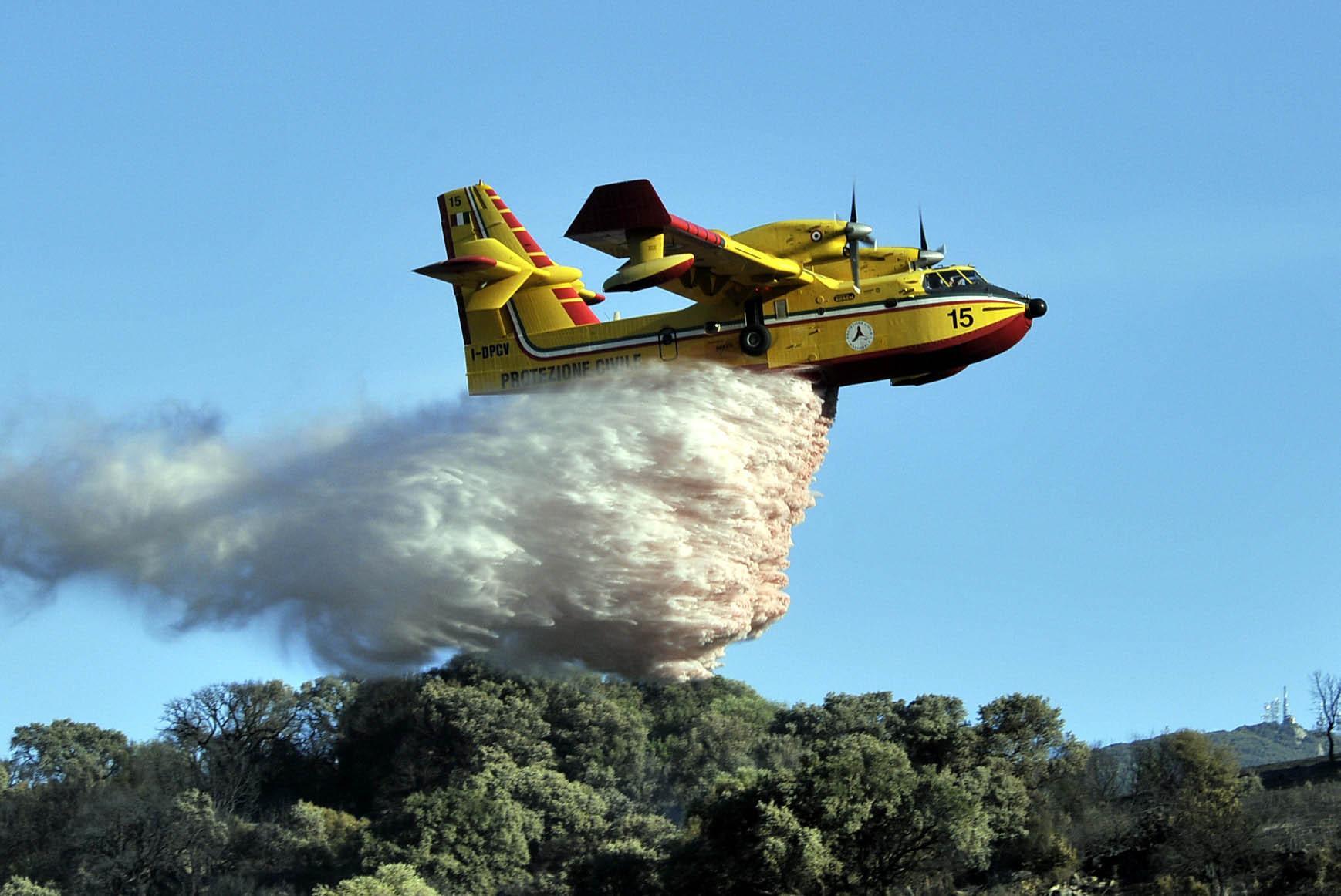 Un canadair in azione per spegnere un incendio