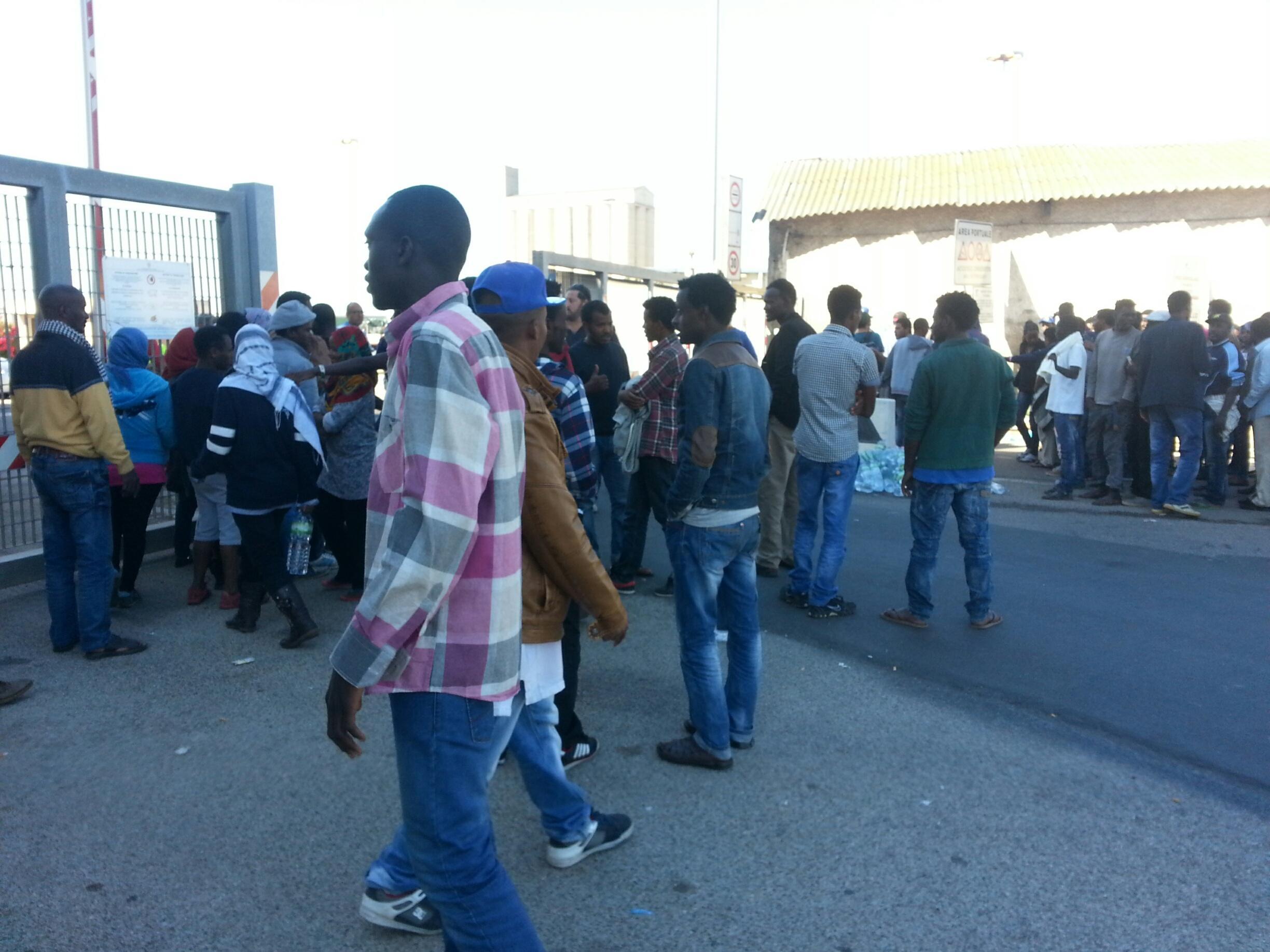 La protesta dei migranti al porto di Cagliari