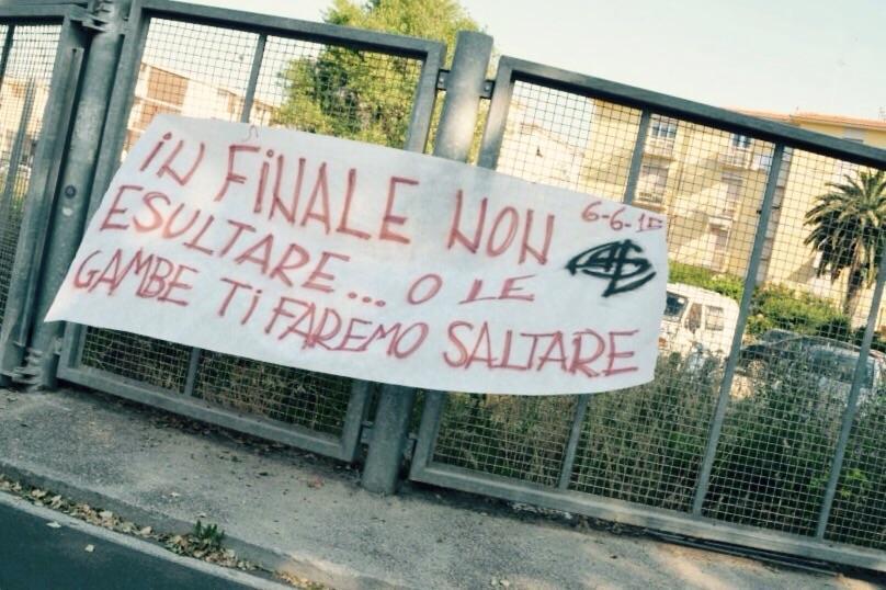 Lo striscione apparso allo stadio di Livorno