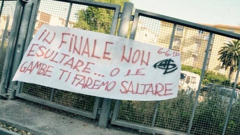 Lo striscione apparso allo stadio di Livorno