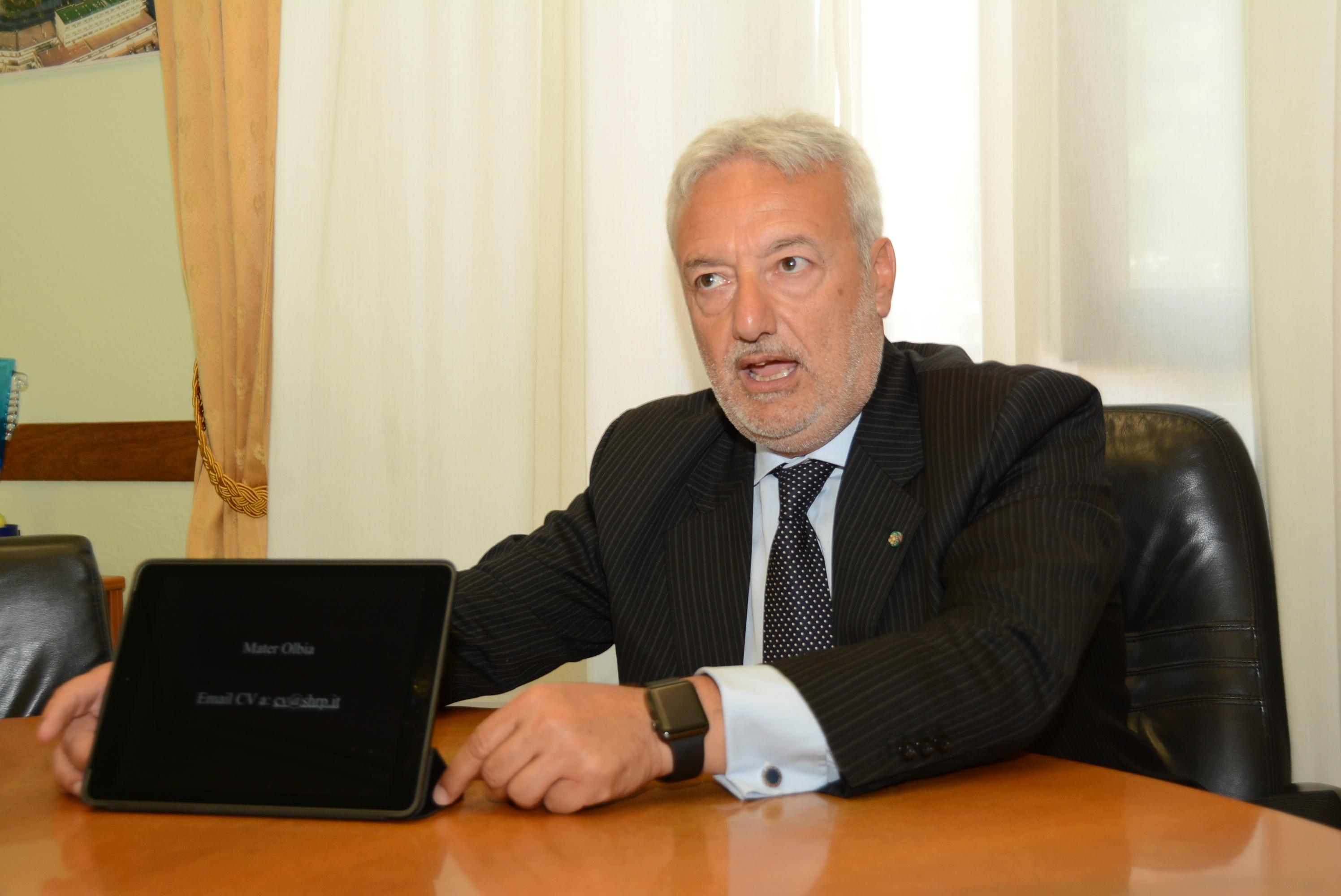 Lucio Rispo (Qatar Foundation) mostra l'indirizzo mail per le assunzioni