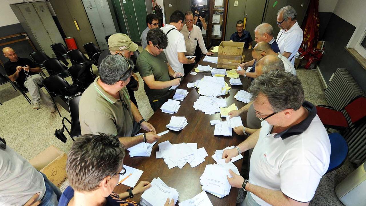 Lo spoglio delle schede del referendum nel salone del consiglio di fabbrica (foto Paolo Barlettani)