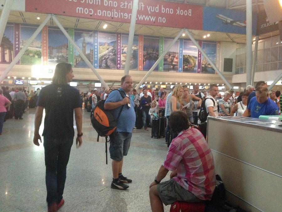 Passeggeri in fila agli imbarchi all'aeroporto Costa Smeralda