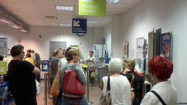 Coda nell'ufficio postale di viale Krasnodar