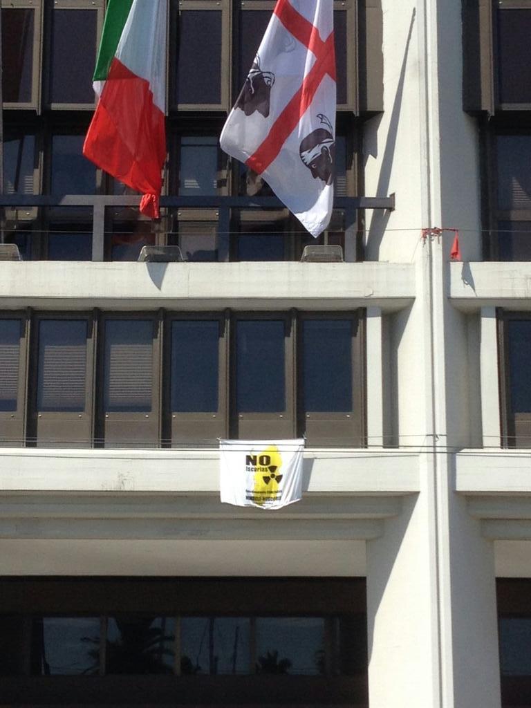 La bandiera del comitato contro le scorie nucleari sul palazzo del consiglio regionale