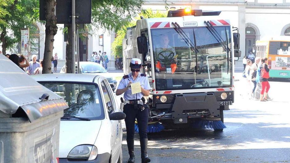 La pulizia straordinaria non spazza via le critiche
