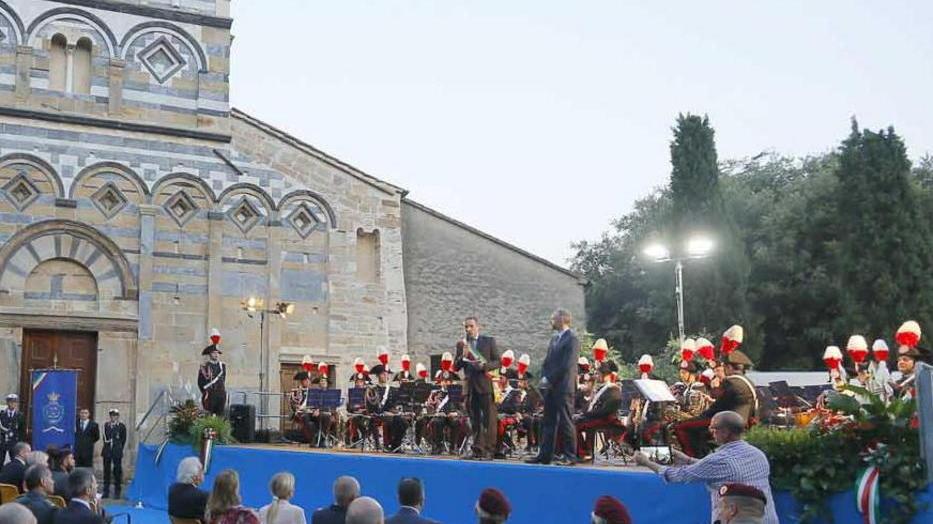 Piatti cucinati dalle volontarie per la fanfara dei carabinieri