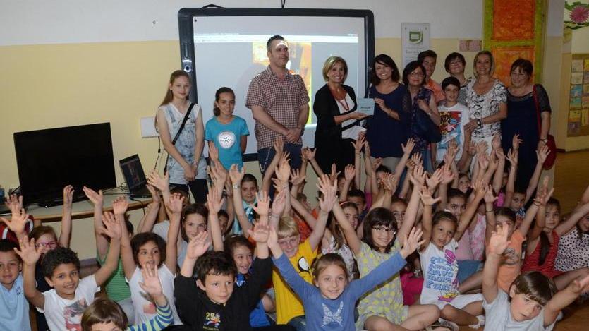 Acqua Village regala la lavagna multimediale