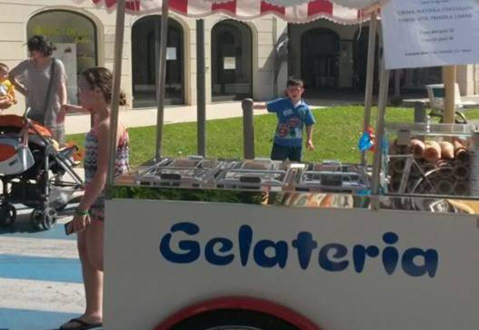 Bufera sull’assessore che allontana un gelataio 
