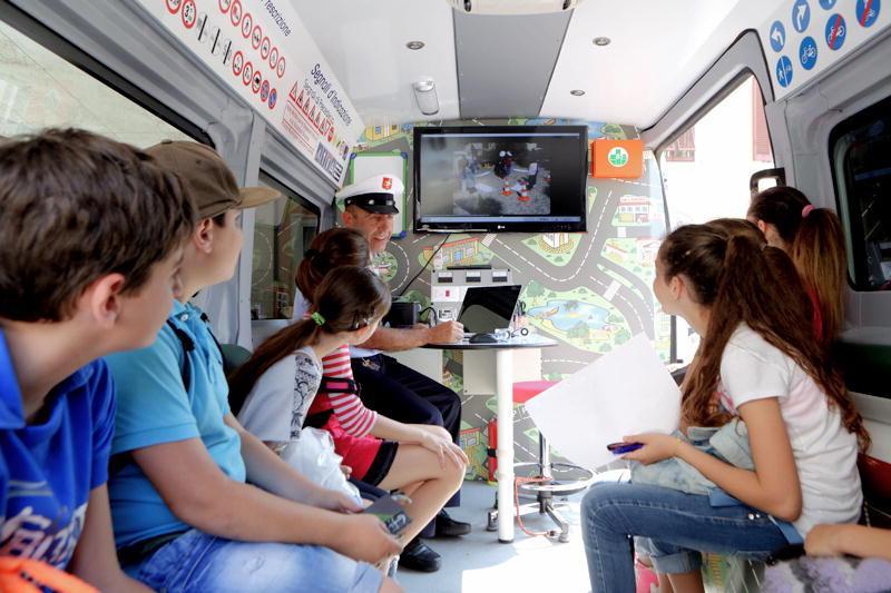 Bimbi a lezione di polizia municipale 