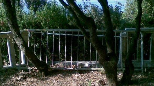 Pineta, balaustra distrutta e panchine fatte a pezzi