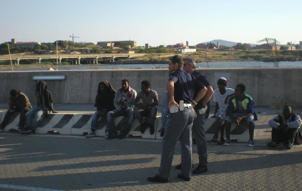 Migranti in fuga bloccati a Porto Torres 