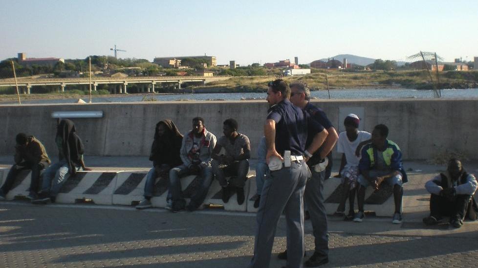 Migranti in fuga bloccati a Porto Torres 