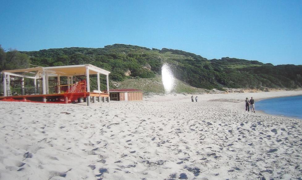 Polemiche per un chiosco sull’arenile di Spiaggia Longa