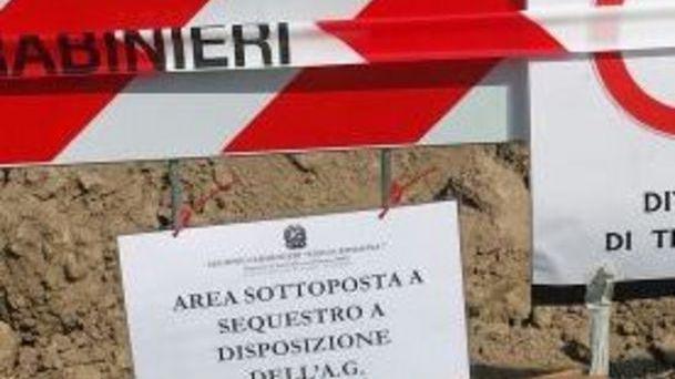 Il giudice sequestra un’area tra le tombe
