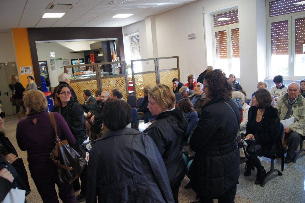 Fila davanti a uno sportello ticket