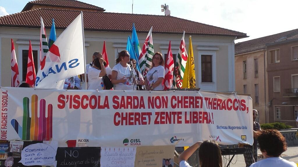 Il palco dal quale sono intervenuti sindacalisti e insegnanti