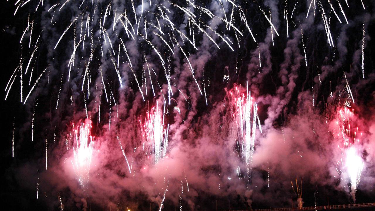 Lo spettacolo dei fuochi d'artificio sul mare