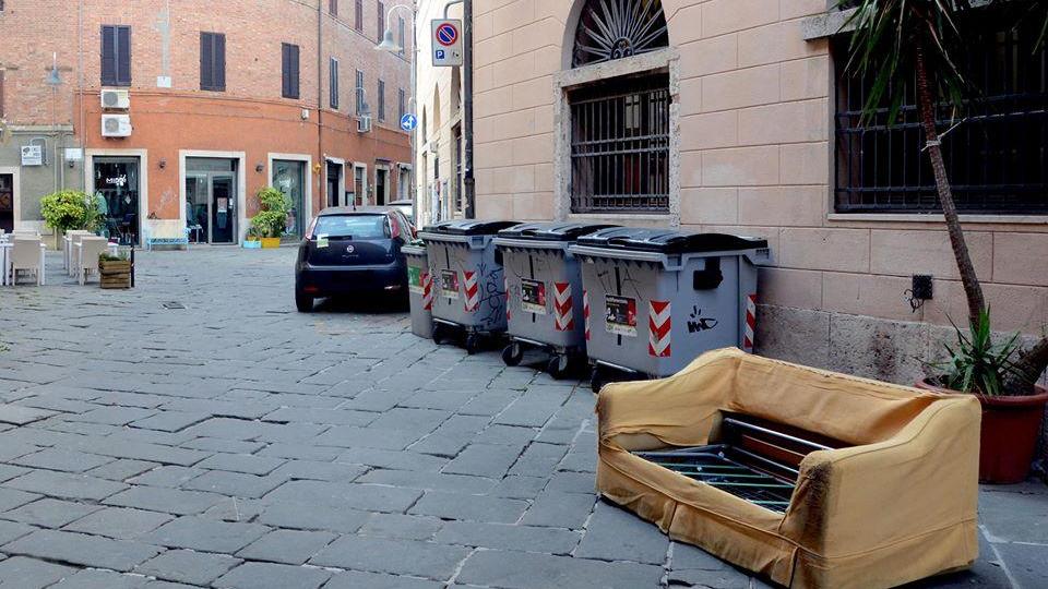 Il divano abbandonato in via Vinzaglio (foto agenzia fotografica Bf)