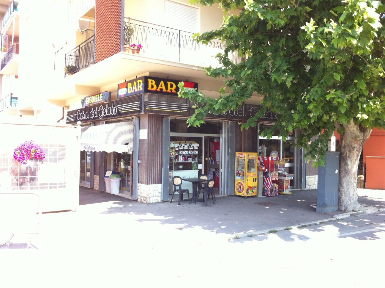La gelateria rapinata (foto Giorgio)
