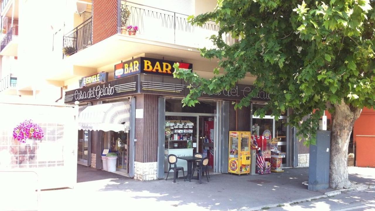 La gelateria rapinata (foto Giorgio)