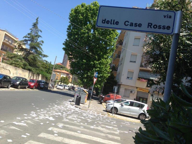 Il tappeto di coriandoli in via Montebello 