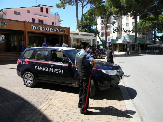 Senza patente, scappano dai carabinieri: denunciati