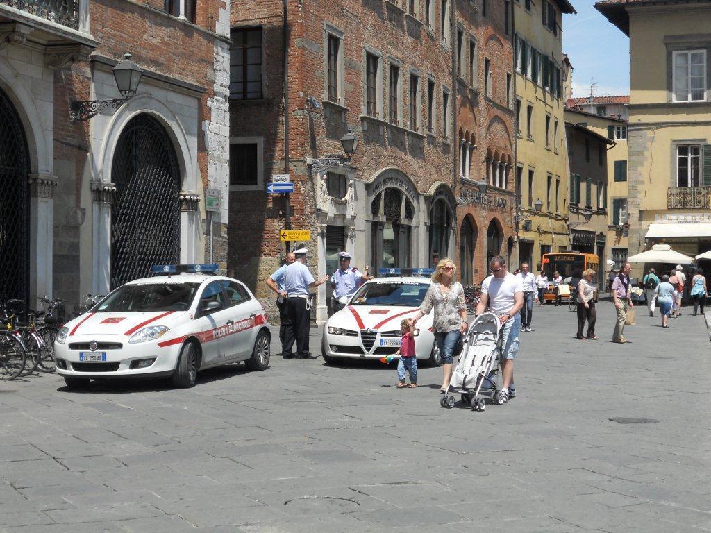 Polizia municipale in piazza San Michele