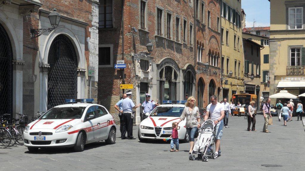 Polizia municipale in piazza San Michele