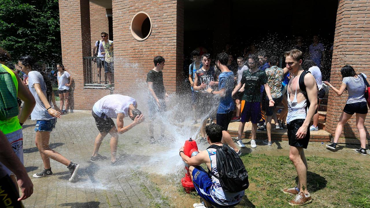 Gavettoni davanti alle scuole di Modena per festeggiare la fine delle lezioni