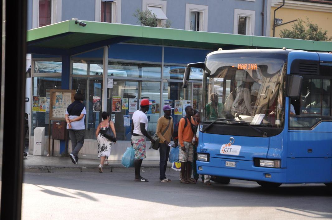 Alcuni ambulanti stranieri mentre salgono su un pullman di linea della Ctt (foto di archivio) 