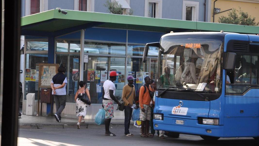 Alcuni ambulanti stranieri mentre salgono su un pullman di linea della Ctt (foto di archivio)